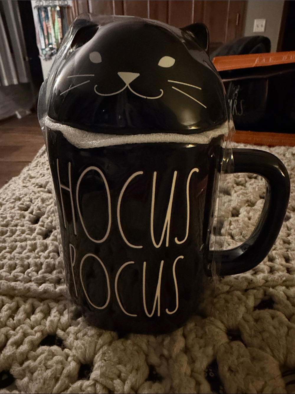 NWT Rae Dunn Hocus Pocus BLACK Mug With Cat Topper.